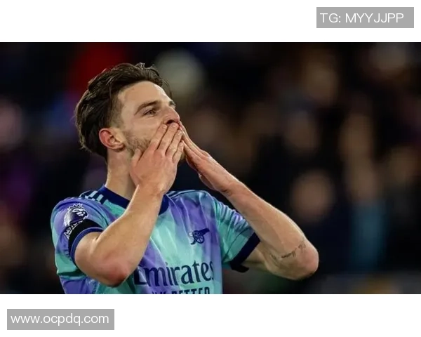 顶级足球明星在比赛中意外受伤引发球迷热议与媒体关注